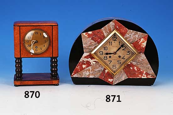 Kaminuhr, Frankreich, um 1930, ge„dertes Marmorgeh„use, Front in Sternform aufgelegt, Messinglasdeckel, Metallzifferblatt, zeittyp. Zeiger, ...