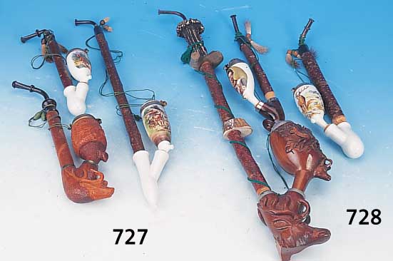 Konvolut 12 Pfeifen- bzw. Pfeifenköpfe, um 1890-1920 Porzellan, bedruckter Dekor, versch. Größen, 1 x geklebt, einige l. besch.