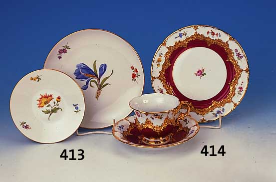 6 kl. u. 1 gr. Teller, Meissen, 2. H. 20. Jh., 2. Wahl, Porzellan, bunte Bemalung, mittig je eine Blume, auáen Streublmchen, Goldrand, D. ca. ...