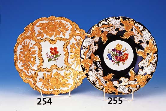 Großer Zierteller, Meissen, 20. Jh., 2. Wahl, Porzellan, mittig bunte Bemalung, Blu- menbouquet, reiche reliefierte Goldstaffage: Rosen u. ...