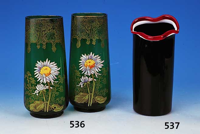 Zwei Jugendstilvasen, Frankreich, um 1900, grnes Glas, optisch geblasen, m. Emailfarben bemalt, eine Vase am Rand l. best., H. 27 cm
