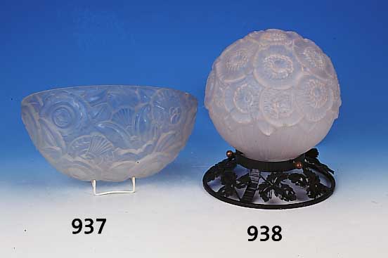 Wandschale, Frankreich, um 1930, farbloses Preáglas, min. besch., ohne Montur, 16 x 32 cm
