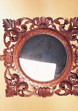 WANDSPIEGEL, FRANKREICH, UM 1900, WEICH- HOLZ REICH VOLLPLASTISCH GESCHNITZT, TEILS BESCH., RESTAURIERT, CA. 91 X 91 CM, SPIE- GELEINSATZ ...