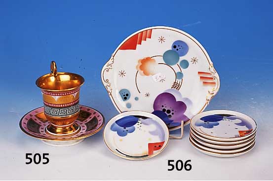Tasse und Untertasse, Frankreich, Paris, um 1830, Porzellan, reich vergoldet und ge„tzt mit Puttendekor, bunt bemalt, Marriage, H. der Tasse ...