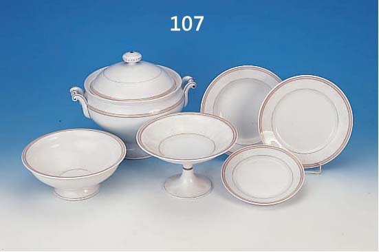 SPEISESERVICE, DEUTSCH, UM 1910/20, PORZEL- LAN, ROTER UND DUNKLER FADENDEKOR, BEST. AUS: TERRINE, ZWEI GROßEN RUNDEN PLATTEN, FüNF OVA-LEN ...
