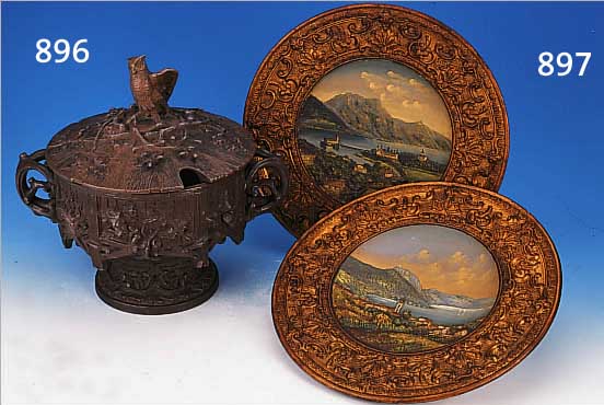 GROßE DECKELBOWLE, WOHL METTLACH, UM 1870, STEINZEUG, REICH VERZIERT, RELIEFIERTER DEKOR VON EICHENLAUB U. EICHELN, BEKRöNUNG IN FORM EINER ...