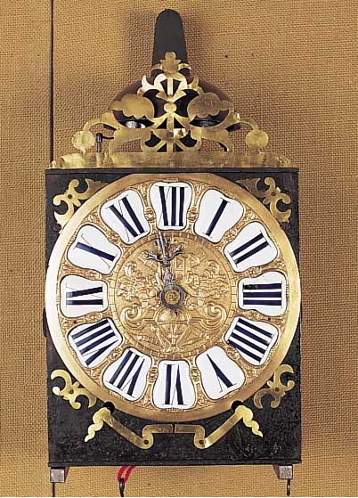 Frühe Comtoise, Frankreich, um 1740, verziertes Bronzegußzifferblatt, in Ziffer- blattmitte umringt von Viertelstundenkreis ...