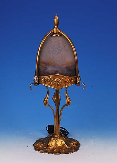 Tischlampe, Frankreich, Schirm sign. Degu‚, 30er Jahre, Schichtglas mit orangeroten, weissen und violetten Einpuderungen, Messing- gussfuss ...