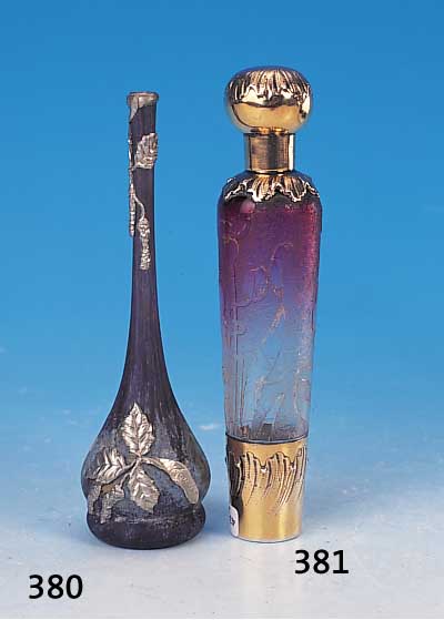 Vase, Frankreich, 30er Jahre, Schichtglas mit violetten und blauen Ein- und Aufschmel- zungen, floraler applizierter Silberdekor, H. ca. 14,5 cm