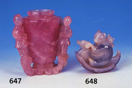 Ziergef„ss, China, 20. Jh., Rosenquarz ge- schnitten, mit drei vollplastischen Figuren, ohne Deckel, H. ca. 15 cm