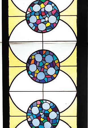 ZWEIFLüGELIGES BLEIGLASFENSTER, DEUTSCH, UM 1910-20, BUNTES GLAS MIT KREISFöRMIGEN ORNA-MENTEN, IM ORIG. HOLZRAHMEN, JE CA. 157 X 80CM