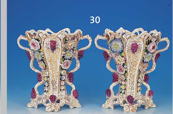 Zwei Doppelhenkelvasen, Jean Petit, Frankreichum 1830/40, Porzellan, reich applizierter Blumen und Traubendekor, bemalt, leicht best. ...