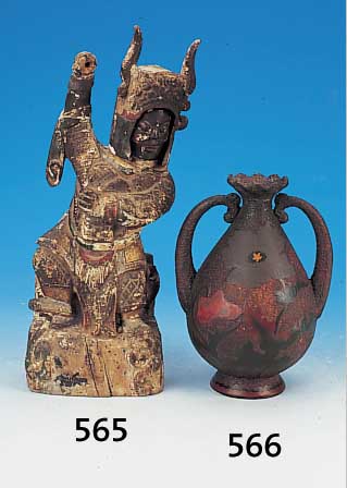 Doppelhenkelvase, Japan, um 1900, Porzellan und Email, Blumendekor, H. 22 cm