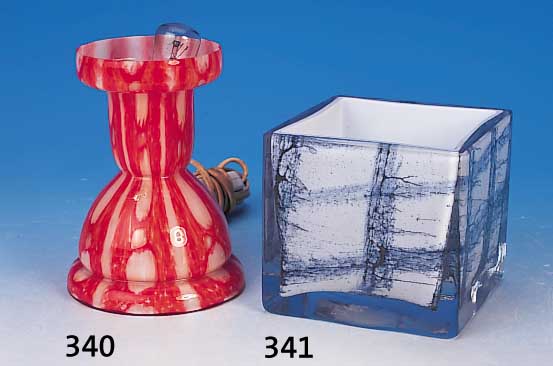 Lampenfuß, Frankreich, 30er Jahre, Glas, mit orangefarbenen und weißen Einschmel-zungen, leicht am Innenrand best., H. 23 cm