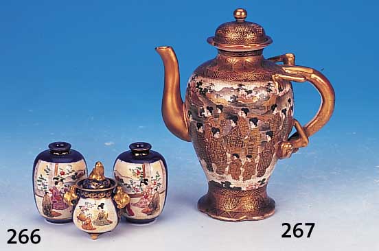 Drei Vasen, Japan, um 1910, Steingut, z.T. kobaltblau staffiert, bemalt, H. 5-6cm