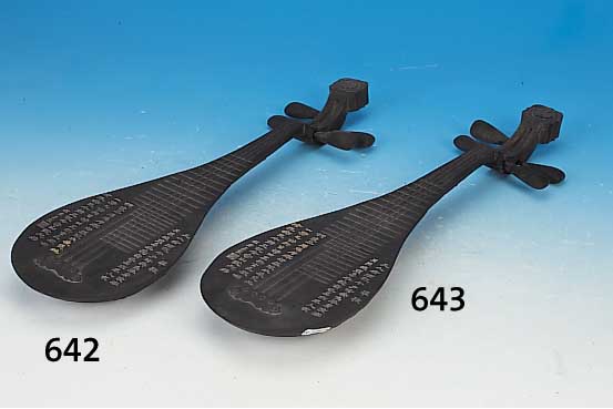 Tuschestein, China um 1900, reich verziert, Lack, beidseitig reliefiert, in Form einer Laute, L. 47 cm