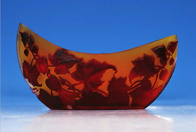Schale in Schiffchenform, Frankreich, sign. Gall‚, um 1910, Schichtglas mit gelben Ein- puderungen, dunkelrot berfangen, geschnitten und ...