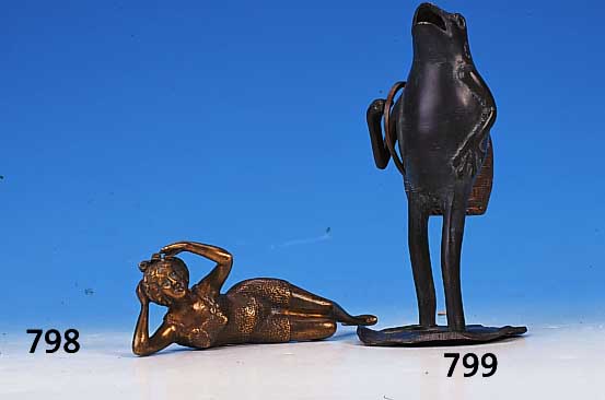 Scherzfigur, Frankreich, um 1895-1900, Bronze teils grn patiniert, Frosch mit Korb, H. ca. 19 cm