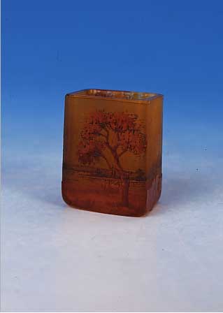Miniaturvase, Frnakreich, sign. Daum Nancy, um 1910-12, Schichtglas bernsteinfarben eingepudert, geschnittener Landschaftsdekor mit ...