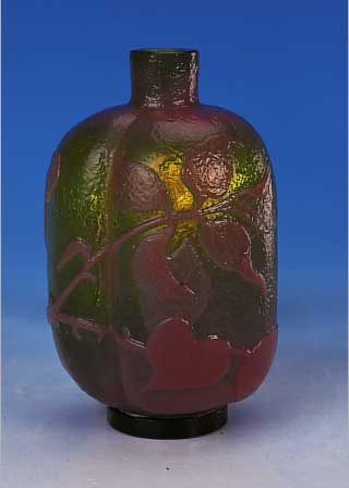 Vase, Frankreich, um 1890-95, sign. Gallé, dreifach geriefte Wandung, Schichtglas mit grünen Einpuderungen, opak-rosa überfangen, ...