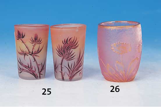 zwei kleine Becher, sign. Vessiere Nancy, um 1900, farbloses Glas, bunt bemalt mit Disteldekor, H. je ca. 4,5 cm