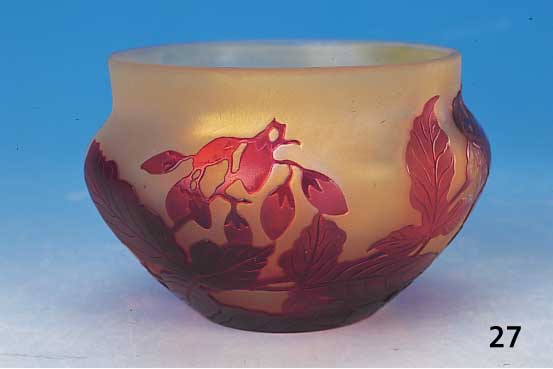 Schale, Frankreich, sign. Gallé, um 1900-05, Schichtglas gelb eingepudert, rot überfangen, geschnitten und geschliffen, floraler Dekor, H. ca. 7 cm
