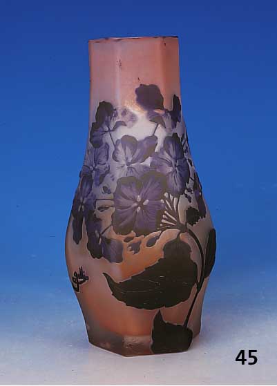 Vase, Frankreich, sign. Gall‚, um 1908-12, Korpus sechfach facettiert, opak-rosa einge- pudert, violett und grn berfangen, geschnit-ten und ...
