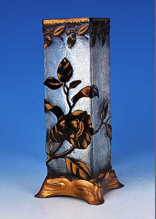 Vierkantvase, wohl Baccarat, um 1895-1900, farbloses Glas mit weinrotem šberfang, reich geschnitten, geschliffen und ge„tzt, floraler Dekor ...