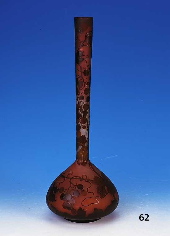 Grosse Vase, Frankreich, sign. Gall‚ mit Stern, um 1908, Schichtglas mit gelben und rotbraunen Einpuderungen, braun berfangen, Weinlaub- ...