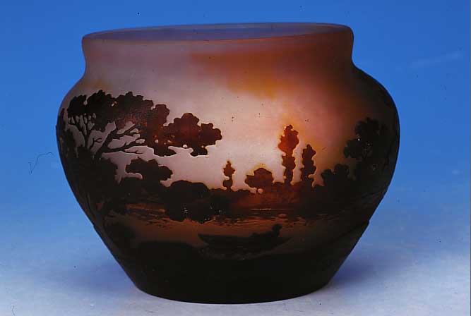Vase, Frankreich, sign. Gallé, um 1925, Schichtglas mit rotbraunen, gelben und orange-farbenen Einpuderungen, braun überfangen, ...