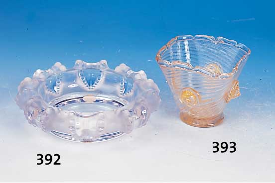 Vase, Italien, 20. Jh., farbloses Glas, aufgesetzte Löwenköpfe, mit eingepudertem Goldstaub, 10 x 11 x 11 cm