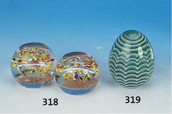 Paperweight, Murano, 2. Hälfte 20. Jh., grünes Glas, eingekämmte weiße Fäden, H. 8 cm