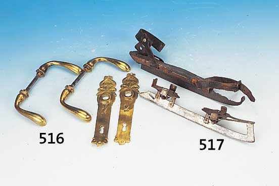 Zwei Paar Schlittschuhe, 1 x 19. Jh., 1 x wohl 40er Jahre, Eisenkufen und Holzmontur, Lederriemen, Meisterstempel ungedeutet, l. beschädigt, ...