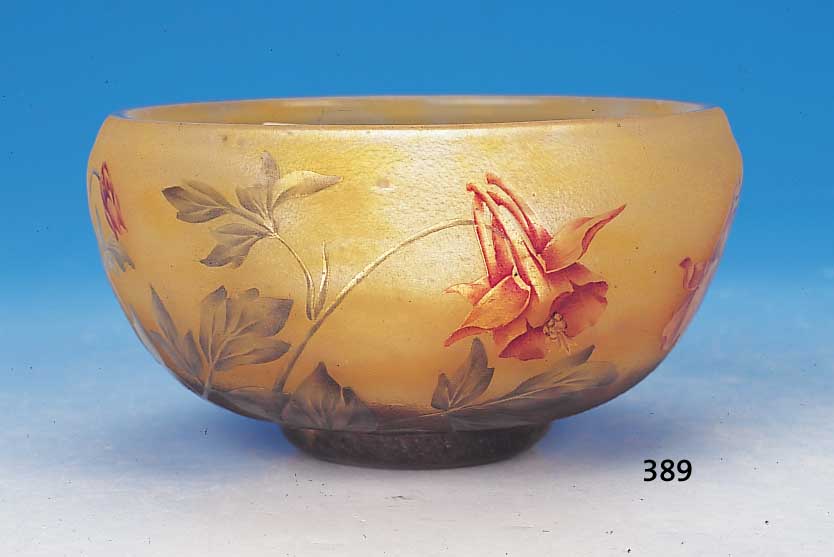 Schale, Frankreich, sign. Daum Nancy France, um 1900-10, Schichtglas mit wolkigen gelben und violetten Einpuderungen, geschnittener und ...