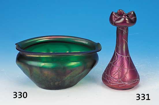 Schale, Österreich, Lötz, um 1900-10, grünes in die Form geblasenes Glas, lüstriert,seitlich leicht beschliffen, H. ca. 9.5 cm, L.ca. 20.5 ...