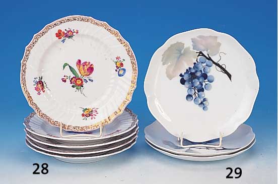 Drei Teller, Rosenthal, 20er Jahre, Porzellan, reliefierter und bunt bemalter Obstdekor, D. je ca. 22 cm, einer mit Haarriss