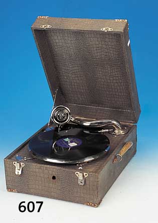 REISEGRAMMOPHON, WOHL DEUTSCH, 30ER JAHRE, KOFFER MIT KROKOIMITATDEKOR, KURBELBETRIEB, CA. 17 X 39 X 29 CM, ALTERS- UND GEBR.-SPUREN