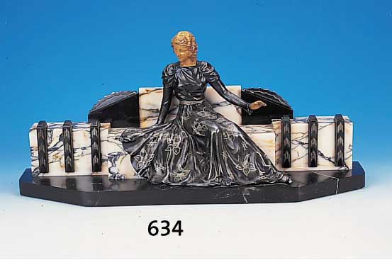 Skulptur, Frankreich, 20er/30er Jahre, Art-Deco, Sitzende Dame, Spritzguss gefasst,Marmorsockel mit Metallapplikationen, ca. 33 x70 cm