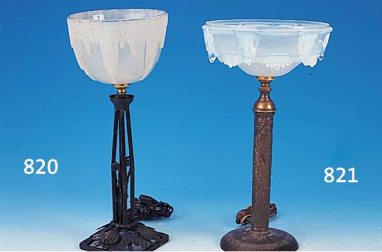 Tischlampe, Frankreich, Ezan, 20/30er J., Schirm, reliefiertes Pressglas, Opalineffekt, H. ca. 36,5 cm, muß neu elektrifiziert werden,l. ...