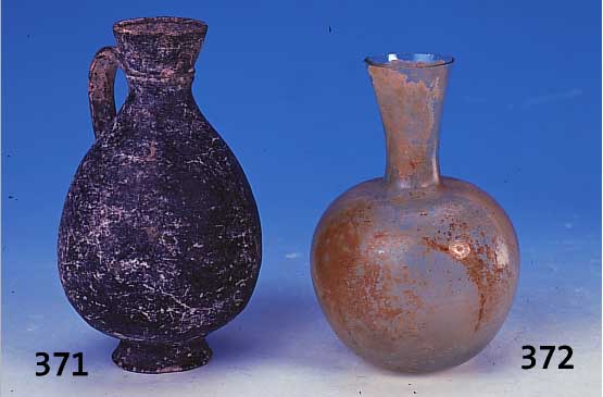 Flasche, r”misch, ca. 2.-3. Jh. n. Chr., Glas, mit Resten alter Erdverkrustungen, am oberen Rand wohl beschliffen, H. ca. 13 cm
