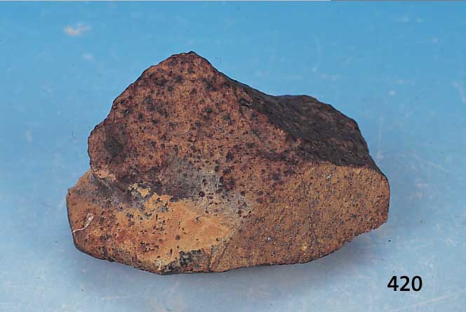 Meteorit, Fundort Sahara, Alter:4,6 Mrd Jahre, Herkunft: Planetoidengürtel zwischen Mars und Jupiter, ca. 462 g., mit Makroskopischem und ...