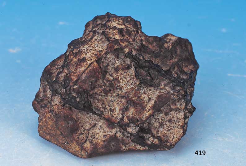Meteorit, Fundort Sahara, Alter:4,6 Mrd. Jahre Herkunft: Planetoidengürtel zwischen Mars und Jupiter, ca. 888 gr., mit Makroskopischem und ...