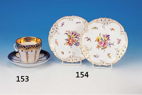Zwei Zierteller, Nymphenburg, um 1900/10, Porzellan, bunte Bemalung, Blumenbouquets u. Streublümchen, teilreliefierter Rand in ...