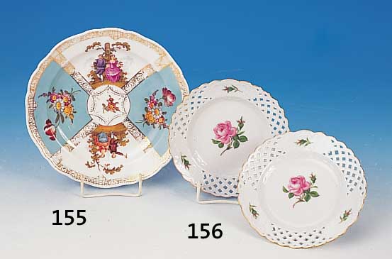 Zwei kleine Teller, Meissen, 2. Wahl, 60er J., Porzellan, bunte Bemalung, Rote Rose, Rand teilreliefiert in Durchbrucharbeit, Goldrän- der, D. ca. ...