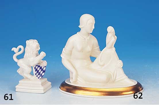Porzellanfigur, Nymphenburg, 60er Jahre, Bayerischer Löwe mit Wappenschild, sparsam be-malt, H. ca. 9 cm