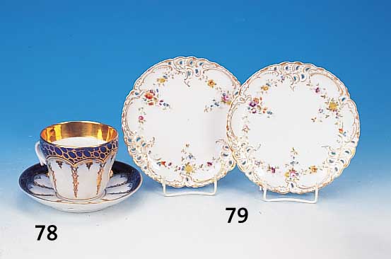 Zwei Teller, Nymphenburg, um 1900/10, Por- zellan, feine bunte Bemalung, Blumenbouquets, reliefierter Rand mit part. Durchbrucharbeit, ...
