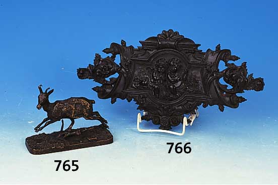 Applike, um 1890/1900, Holz, dunkel gebeizt,reiche Schnitzerei, zwei musizierende Putti inKartusche, L. ca. 31 cm, H. ca. 17 cm