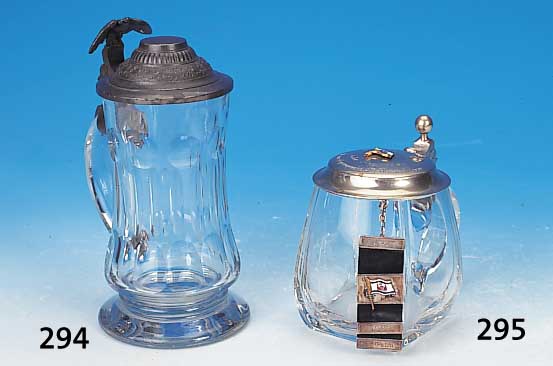Bierkrug, um 1900, farbloses Glas, partiell facettiert, Zinndeckel, reliefiert, Drücker inForm Adlers, H. 20,5 cm, l. Alterssp.