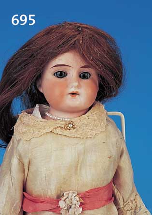 Porzellankopfpuppe Lilly, Armand Marseille, um1895/1900, blaue Paperweight-Schlafaugen, offener Mund, vier Zähne, braune Echthaarpe- rücke, ...