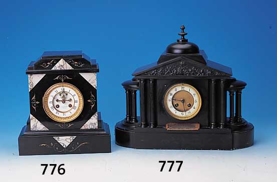 Kaminuhr, Frankreich, um 1900/10, schwarzer Marmor mit 10 Vollsäulen, Giebel mit antiken Kriegsszenen verziert, ...